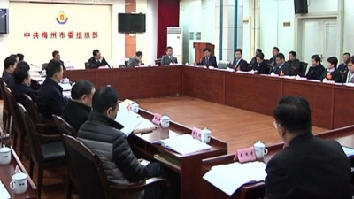 平远参加市委七届四次全会的与会人员开展分组讨论