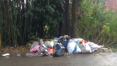 生活垃圾堆路边一周无人理，住户盼及时清理并安置环保垃圾桶