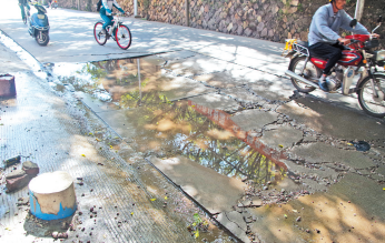 路面凹陷，白天积水“浇”路人，晚上路人踩“地雷”！
