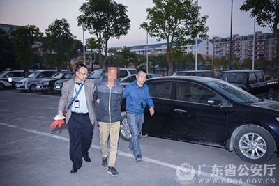 贼性难改！刑满释放仅半月 男子飞车夺包  