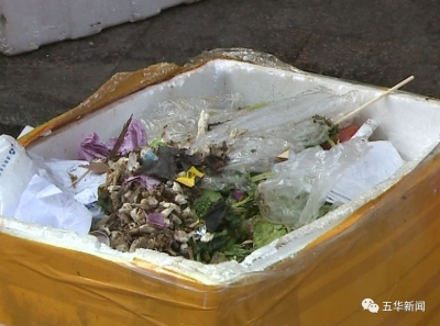 五华迎宾楼随意处置垃圾，屡劝不止