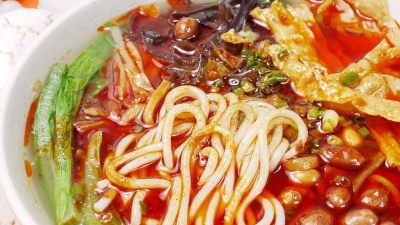 地方小吃变身“网红美食” 螺蛳粉借“互联网＋”产值突破30亿元