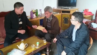 潭下镇党委政府慰问困难群众李彩光