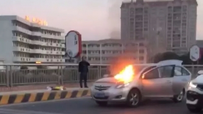 丰顺汤坑金河大桥一小车突发自燃，面目全非只剩下“骨架”