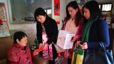 爱心企业联合社工慰问梅南社区困难家庭