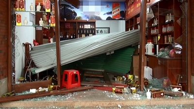 小车“倒车入店”  酒行遭遇“飞来横祸”，事发后司机“安然”离开...