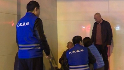 傅伟芳率民政救助管理人员寒冬送温暖 关爱流浪人群
