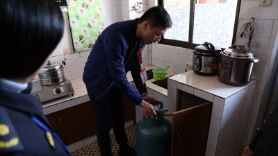 注意！专业人员检查梅州市民家中瓶装煤气使用情况时说…