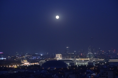 天幕上演月全食美景 华夏共度“红月亮之夜”