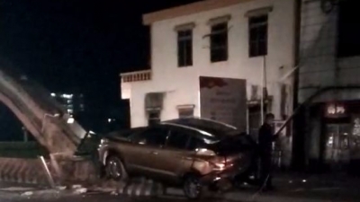 五华河口大桥两小车深夜撞桥墩，真相意想不到