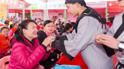 梅州日报小记者与茶相约 品味茶文化