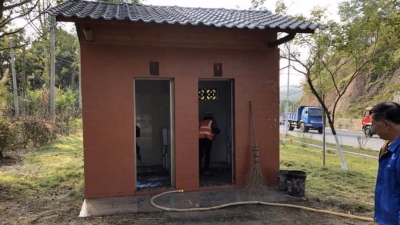 丰顺汤南这两间便民公厕已清理干净，恢复使用
