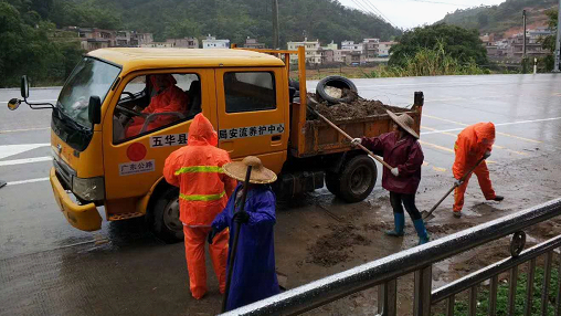 为养路工点赞！五华冷雨下闪烁橘红色的温暖