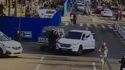 和前车碰撞，兴宁“路怒男”一下车就抽出砍刀砍向对方…