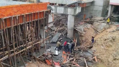 五华一在建大桥模板今天中午发生塌陷 两人员受伤