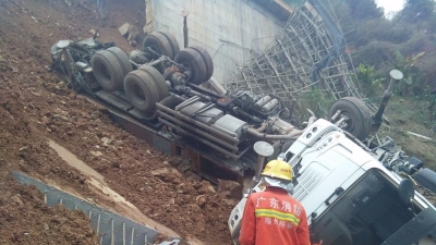 梅南黄礤村一在建工地发生滑坡 两辆车坠入30米山崖…