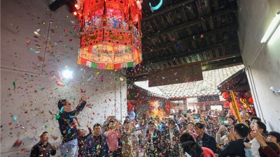 兴宁赏灯大过年 敲锣打鼓祈丰年