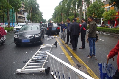 吓人！梅城一小车连撞5截护栏，还让对向车辆“躺枪”