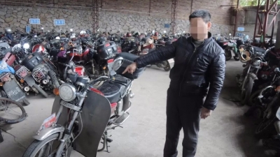 男子驾驶无牌摩托撞倒一老人，车都没下就跑了！