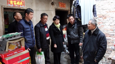 梅县区党员干部到雁洋镇对坑村开展入户送温暖活动