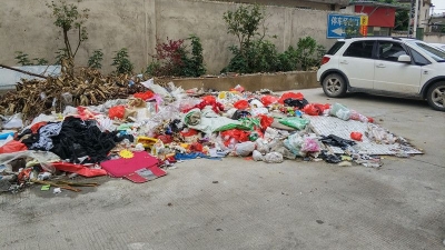 垃圾堆成小山无人清理 梅城万佳时代广场住户很心烦