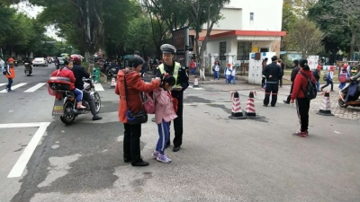 暖心！蕉岭交警启动开学模式 护航学生上下学平安路