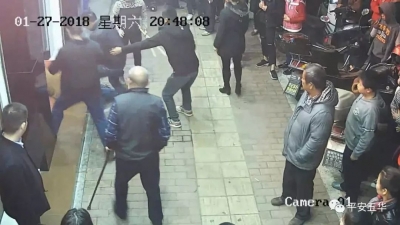 只因在街上做了这个动作…男子遭围殴致骨折
