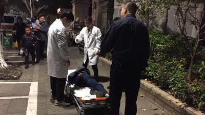 醉汉呕吐一地、民警百问不答   温馨提醒：勿过度喝酒