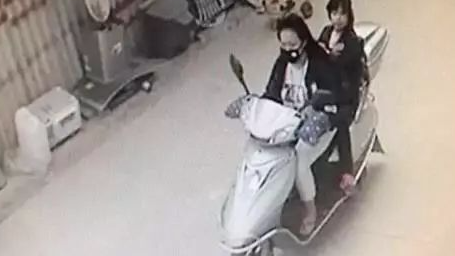 丰顺一女子骑摩托撞飞小孩一走了之，媒体曝光后上门认错