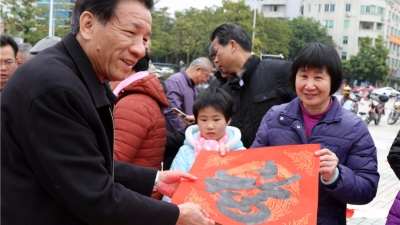 手写春联才够年味儿！近百名书法家为市民挥春送“福”