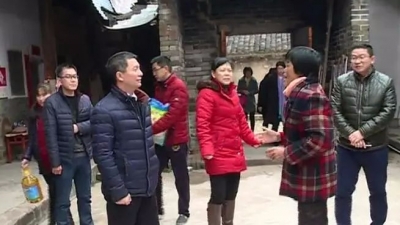 陈伟平、杨竹玲一行到百侯镇走访慰问困难群众