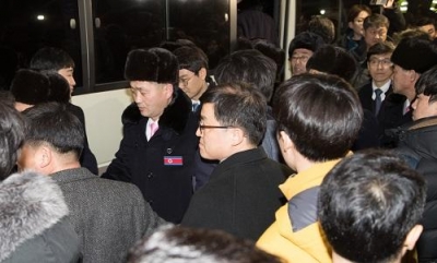 朝鲜艺术团乘邮轮抵韩，韩方破例放行护卫舰导航
