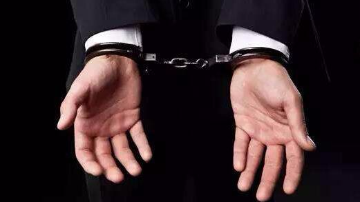 不配合调查还开车撞向民警！兴宁父子这个春节在监牢里度过