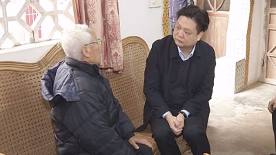 陈伟明到挂钩村开展“送温暖”慰问活动