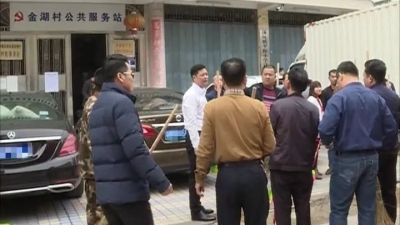 丰顺县委常委、宣传部长林剑率队到汤坑镇金湖村开展创文创卫活动