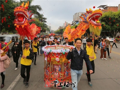 兴宁赏灯大过年 敲锣打鼓祈丰年