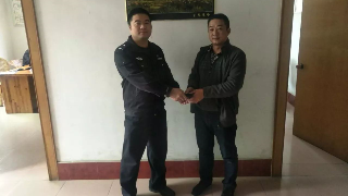 顾客就餐遗失装有5000元现金钱包，店主拾获主动上交