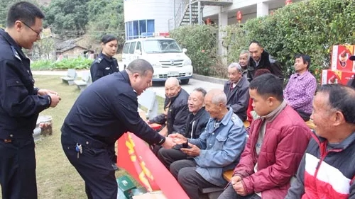 大埔公安民警为辖区敬老院老人送新春祝福