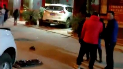 丰顺汤南两车碰撞，一汽车撞入售楼部…