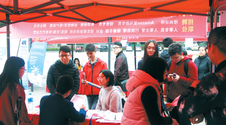 “春暖梅州”新春首场招聘会 吸引上百家企业入场