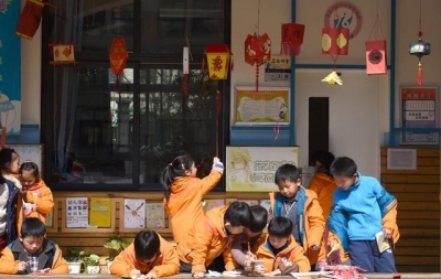 个性寒假作业愁坏家长！一年级小学生读《红楼梦》靠谱吗？