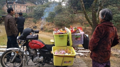 见闻丨在梅江区西阳镇小山村偶遇乡村新“货郎”