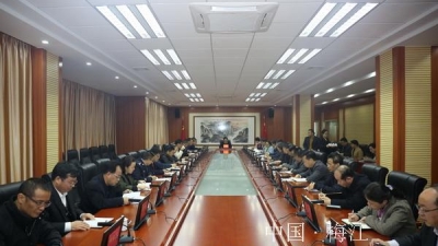 梅江区召开区委常委会会议 鼓劲加压加快振兴发展