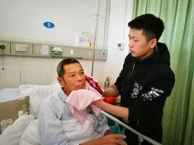 帮帮他们！年迈老父病重卧床需手术 19岁少年辍学打工盼救助