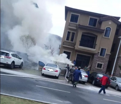 丰顺碧桂园小区内一汽车自燃，火势凶猛...