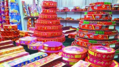 男子用面包车非法运送烟花爆竹被抓，正确运输方式是…