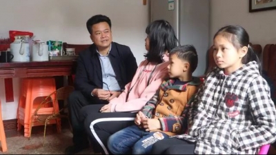 朱汉东到银江镇督查扶贫工作慰问贫困户