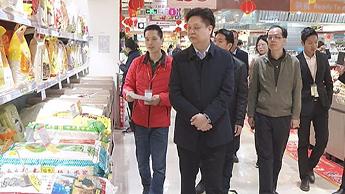 陈伟明检查春节市场供应和食品安全
