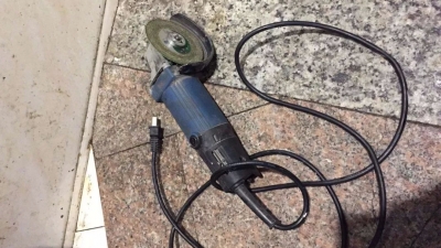 梅城一餐厅员工因赌博输光工资，竟拿起切割机...