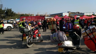 市防范办向返乡摩托车大军开展反邪教宣传
